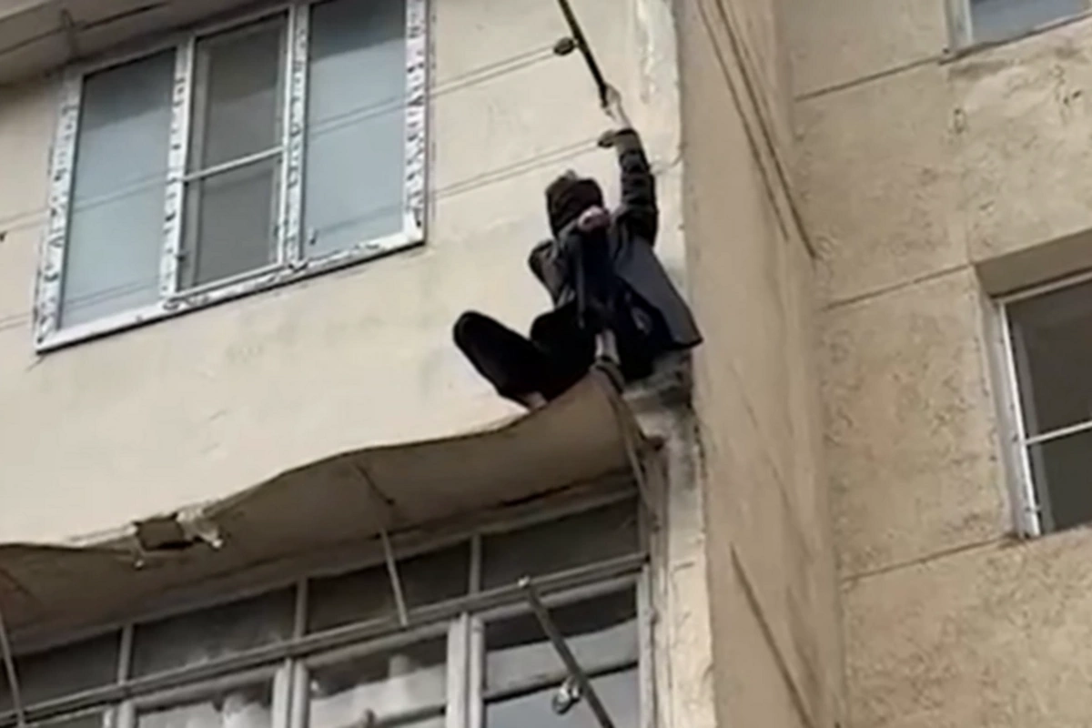 Bakıda eyvanlar arasında köməksiz vəziyyətdə qalan şəxs xilas edildi