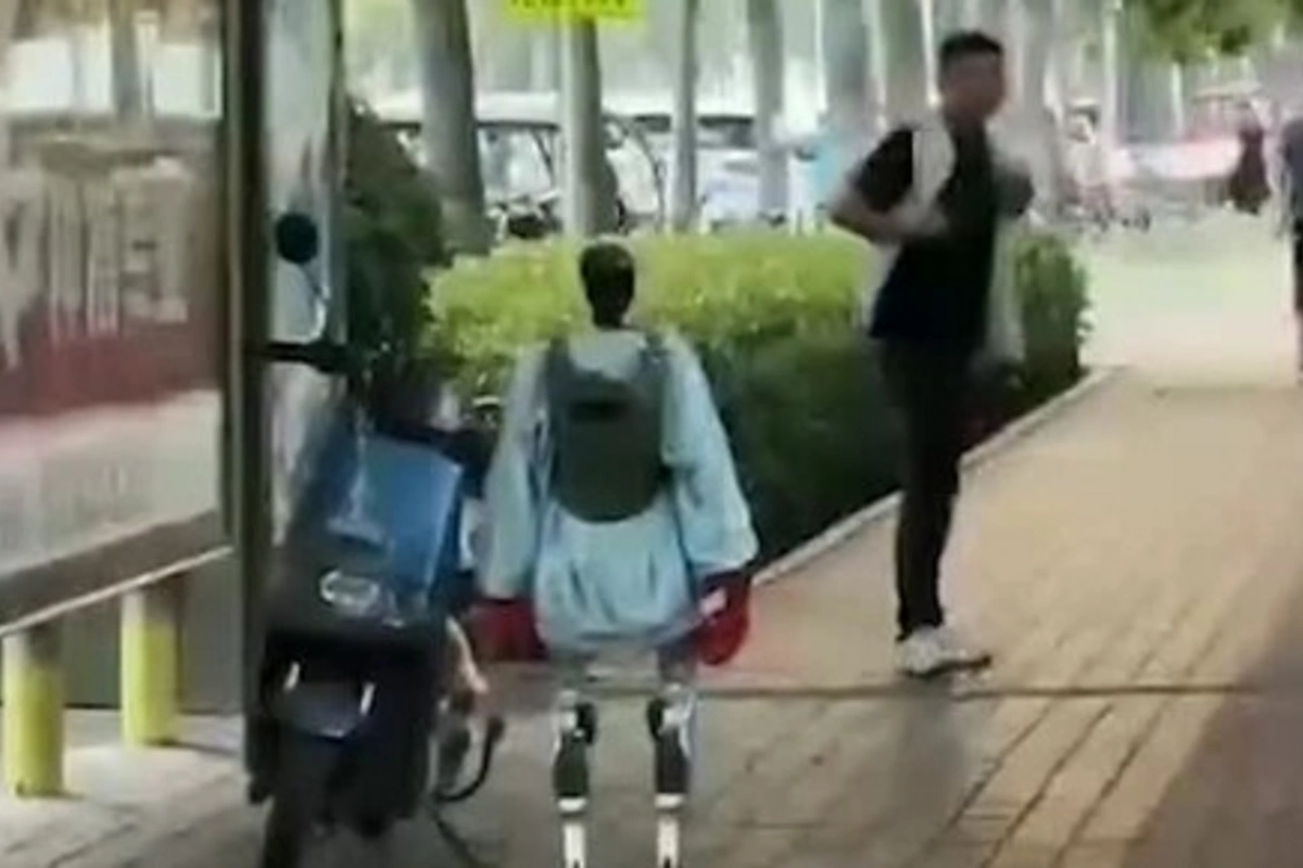 In China, a robot boxer attacked a moped driver In China, a robot boxer attacked a moped driver