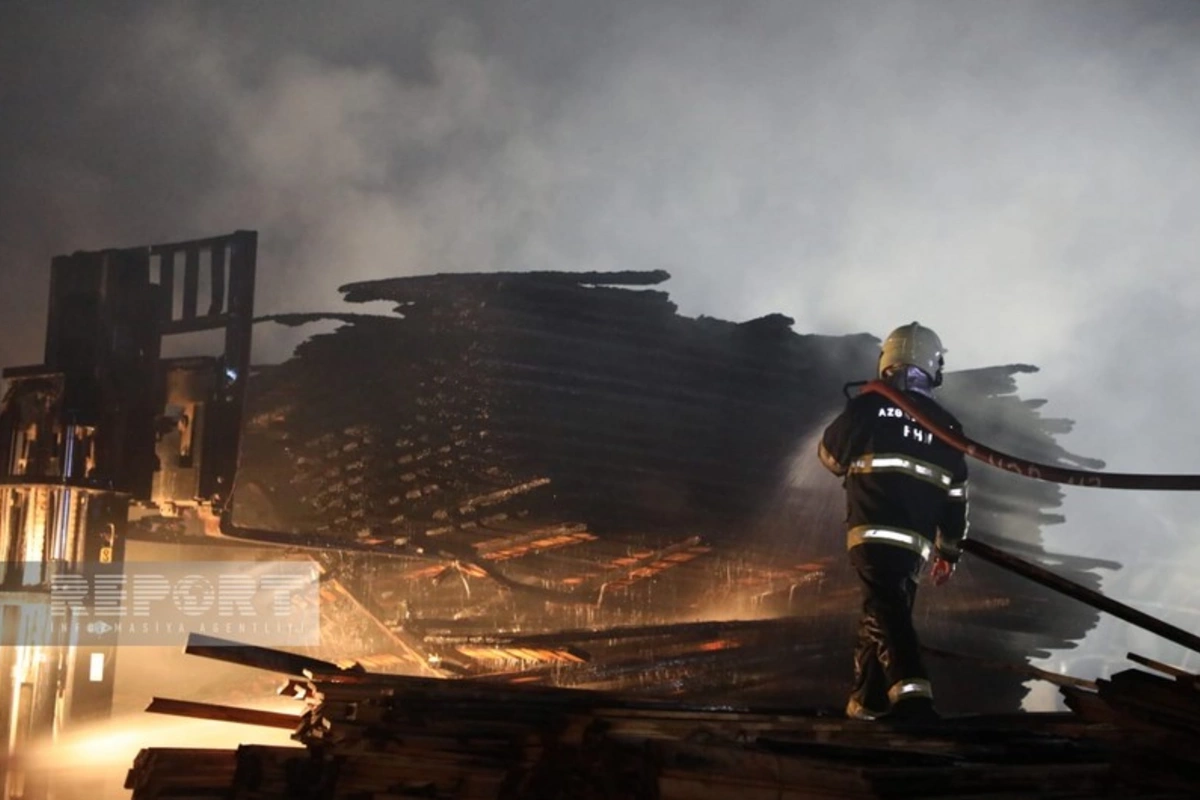 В Баку загорелся рынок пиломатериалов В Баку загорелся рынок пиломатериалов