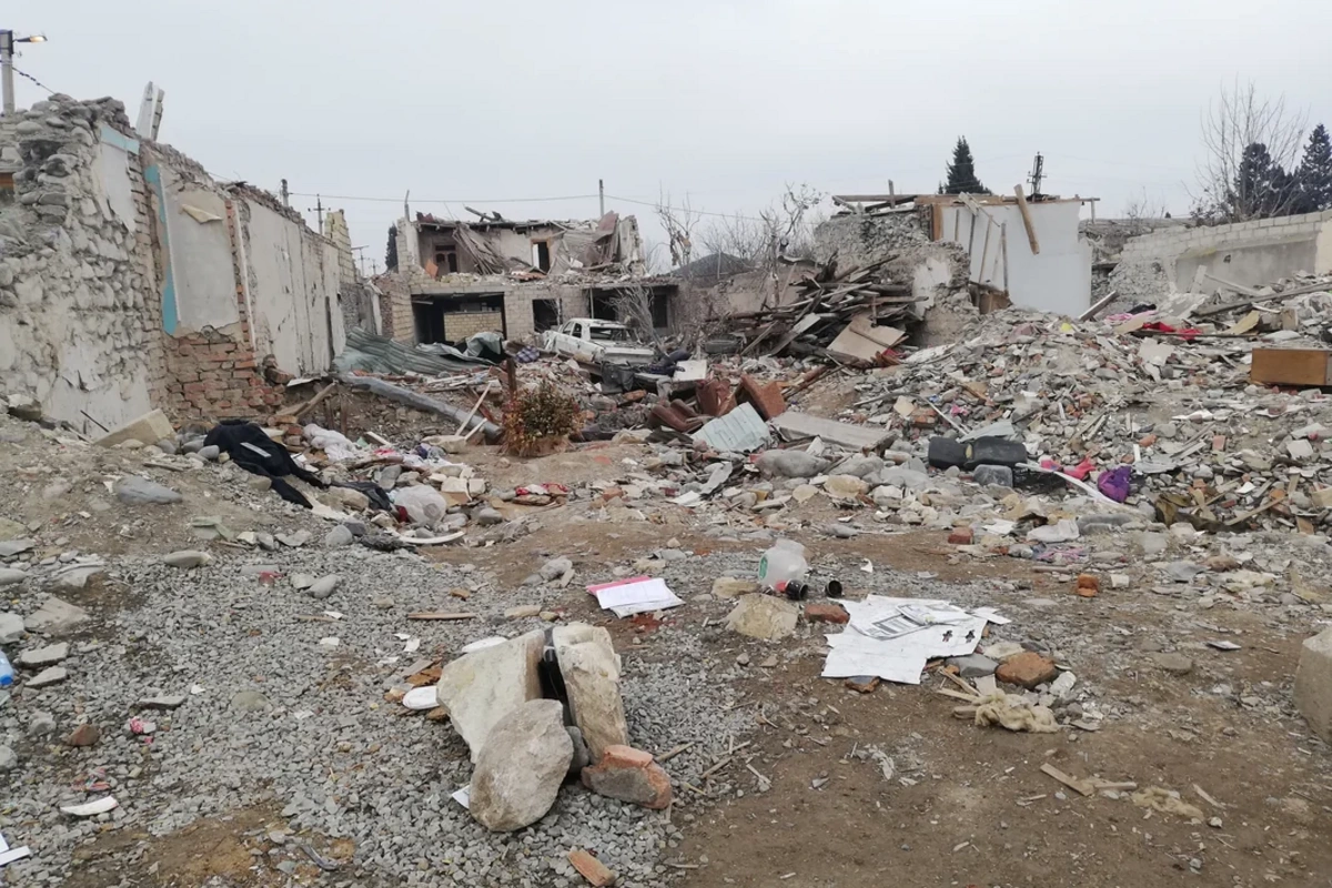 Gəncədəki raket hücumunun dəhşətli izləri: Bir gecənin içində beş şəhidimiz oldu