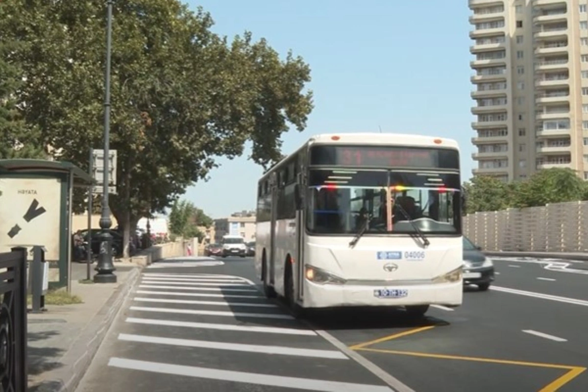 Piyadaları təhlükəyə atan nişan: Avtobuslar niyə yolun ortasında dayanır? Piyadaları təhlükəyə atan nişan: Avtobuslar niyə yolun ortasında dayanır?