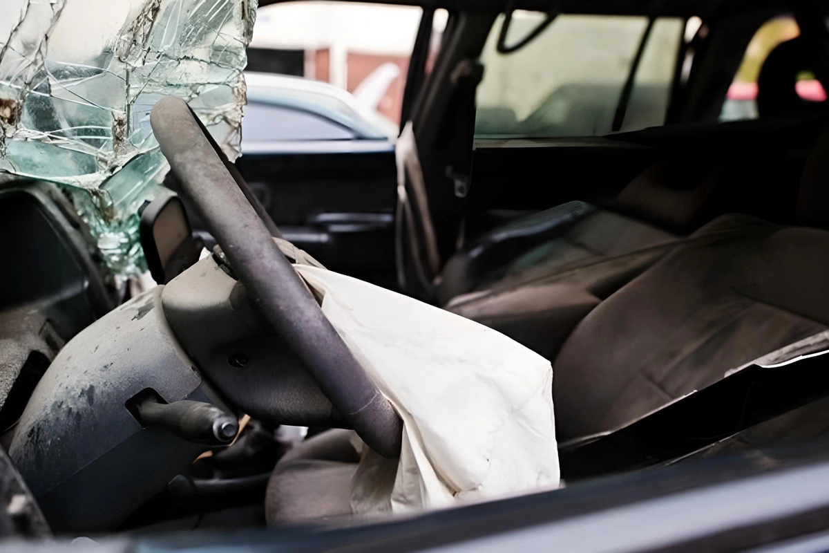 Bakıda iki avtomobil toqquşub, ölən var