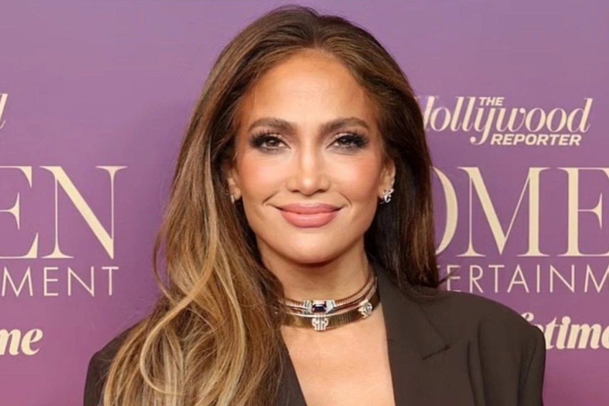 Дженнифер Лопес вышла в свет в кожаном жакете без бюстгальтера