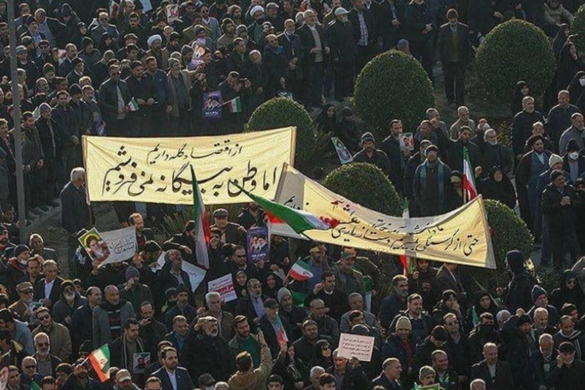 İranda etirazçıkar məscidi yandırdı