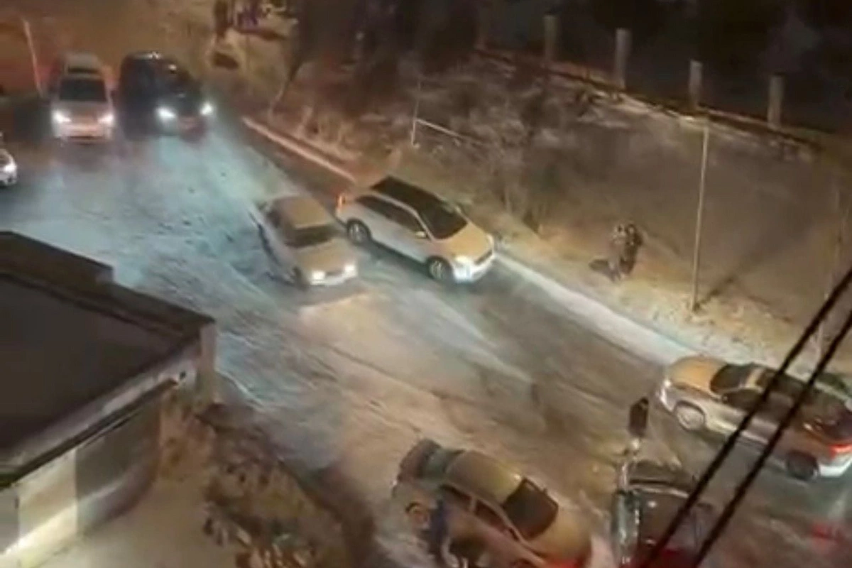 Qarlı Bakının gecə görüntüləri