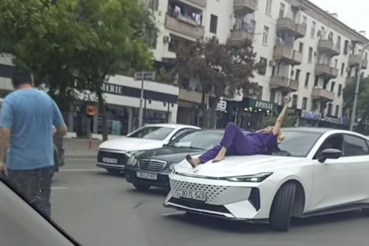 Qadın maşının üstünə uzandı, yolda TIXAC YARANDI