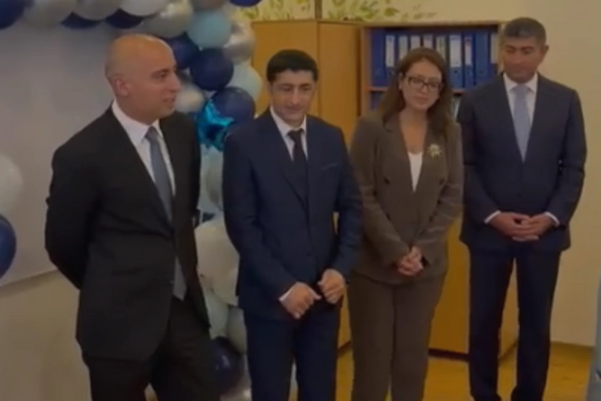 Emin Əmrullayev ilk dərs günündə bəzi məktəblərə baş çəkib