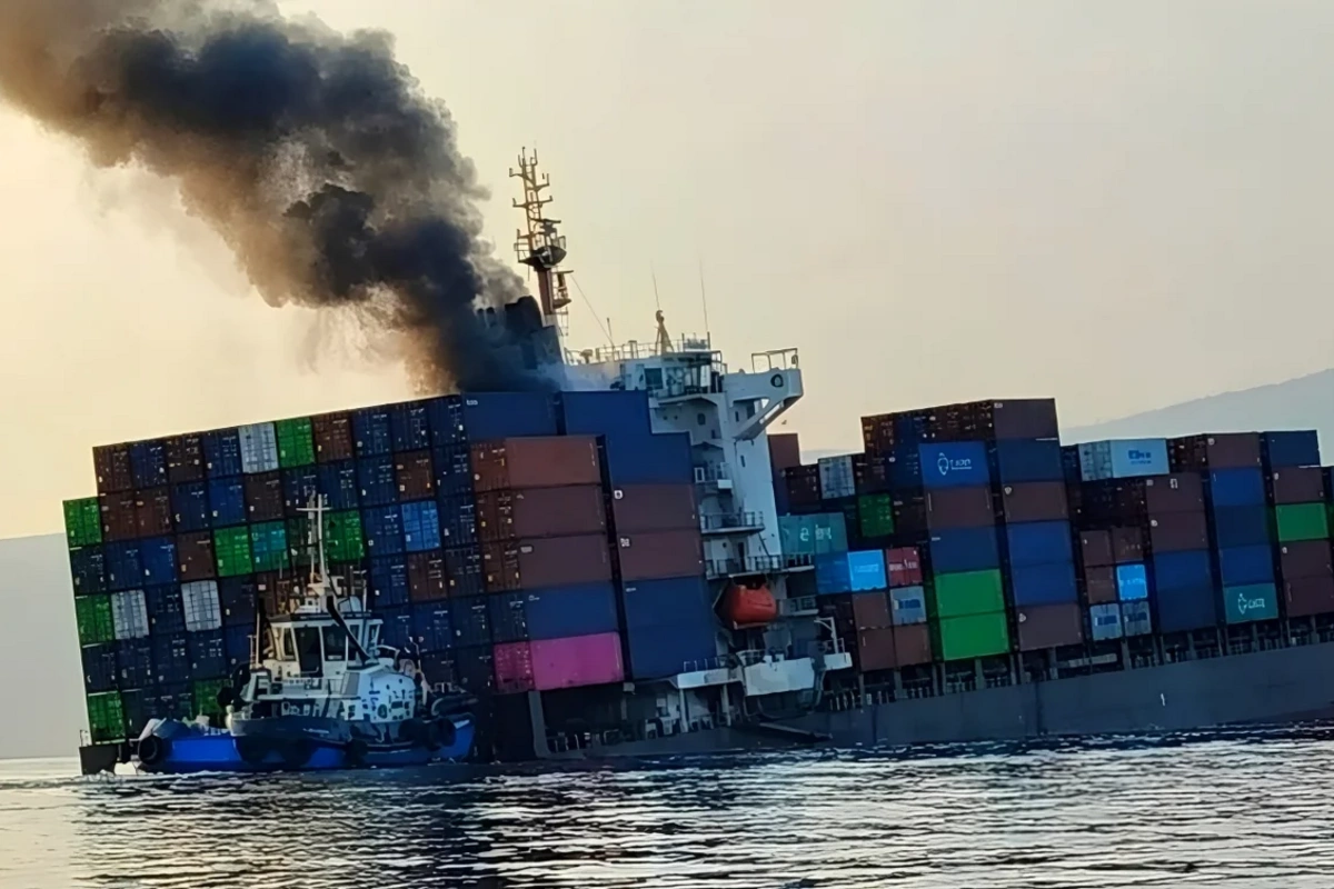 Reuters: Hörmüz boğazı yaxınlığında vurulan yük gəmisi batıb