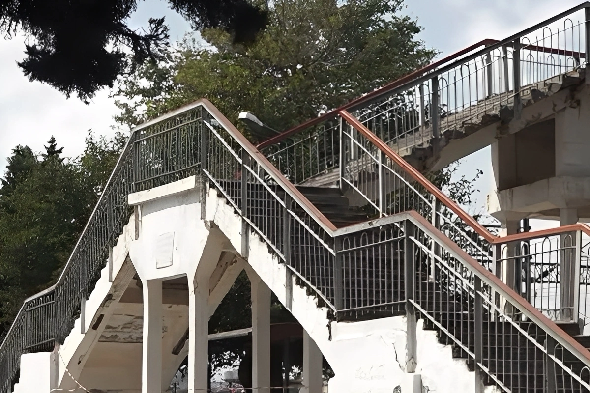 İllərdir baxımsız qalan keçid: Sakinlər təhlükə altında