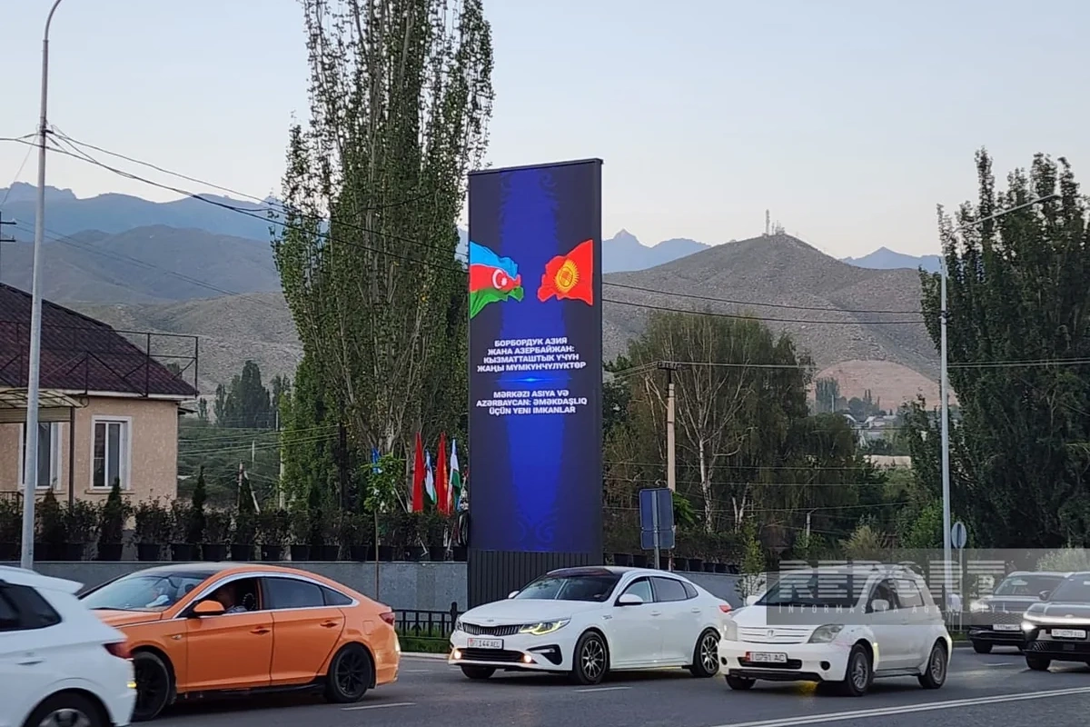 Çolpon-Ata küçələrində Azərbaycan Prezidentinin səfərinə həsr olunmuş bannerlər quraşdırılıb