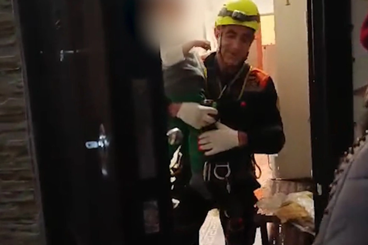 Evdə köməksiz qalan azyaşlı belə xilas edildi - ANBAAN VİDEO