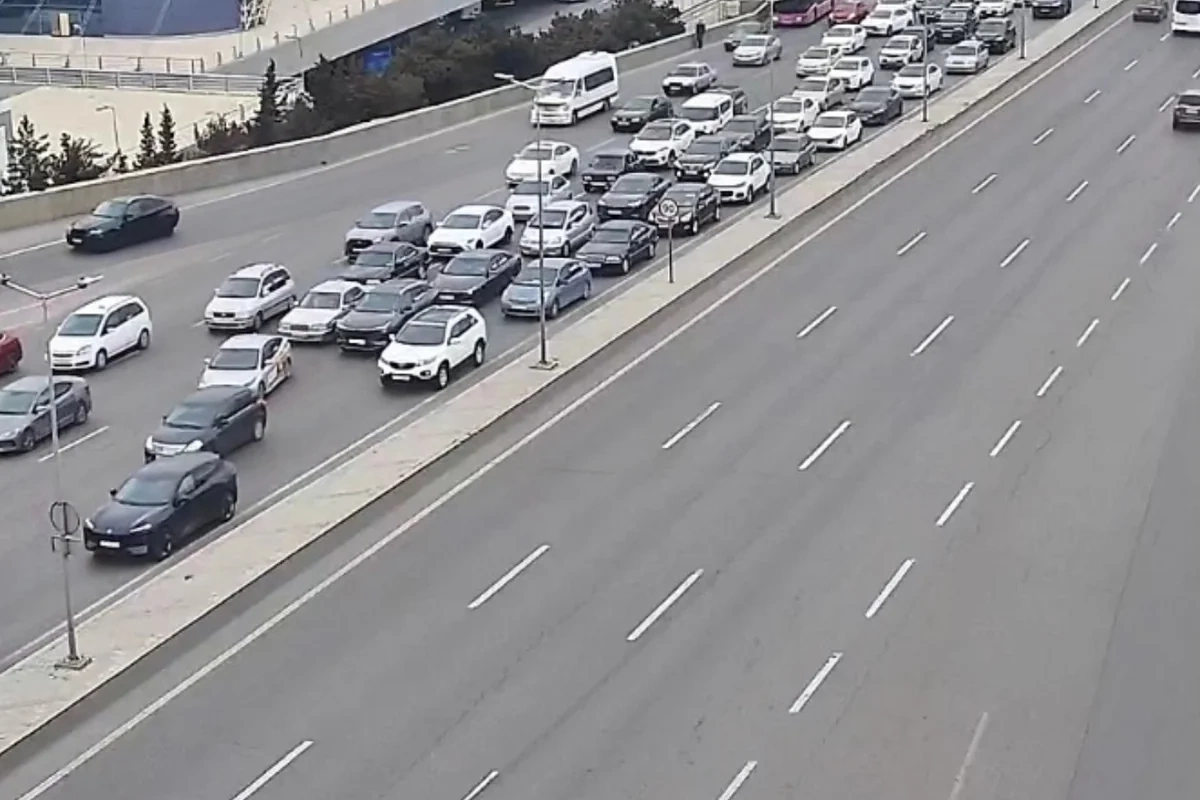 Bakının bir sıra yollarında tıxac yaranıb