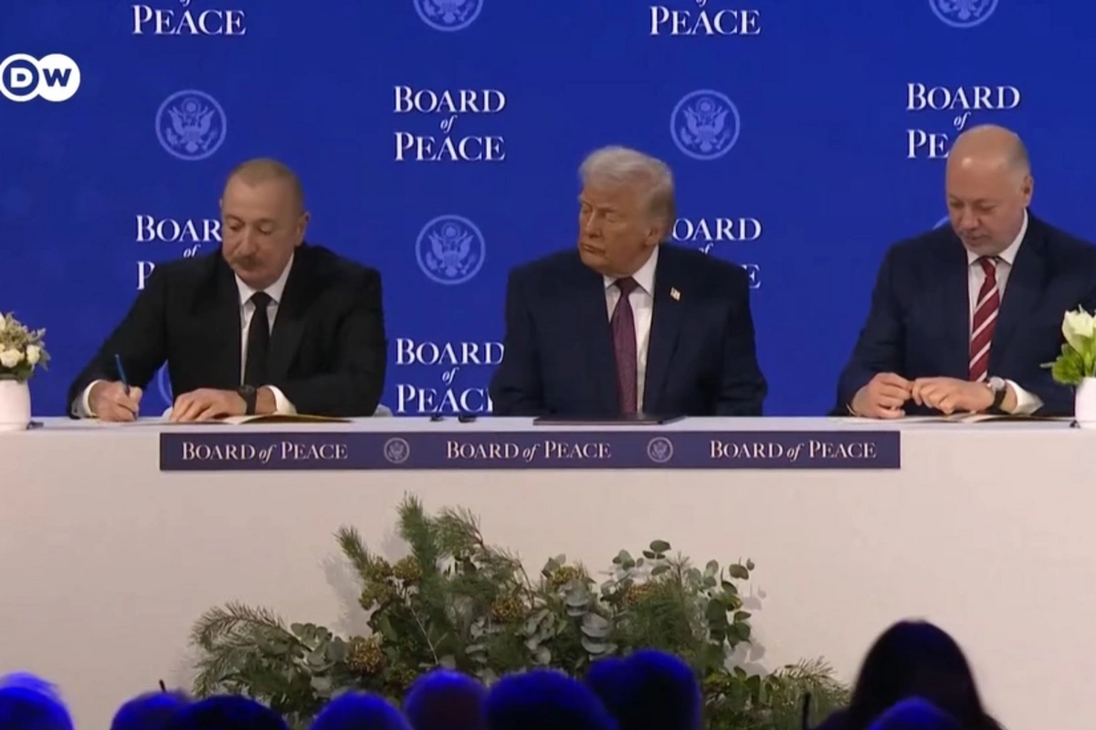 Ilham Aliyev signed a document on Azerbaijan joining the Peace Council as a founding state