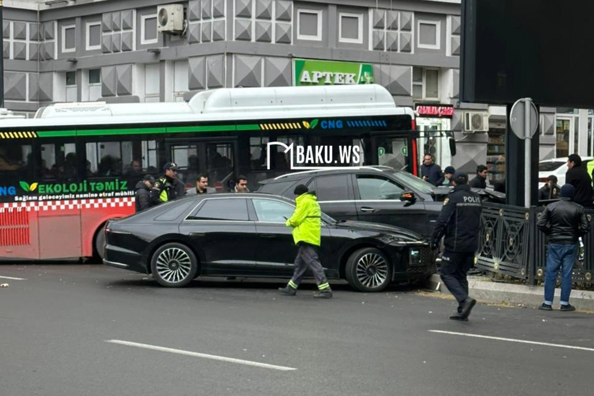 Bakının mərkəzində iki maşın öncə bir-birinə, sonra dəmirlərə çırpıldı