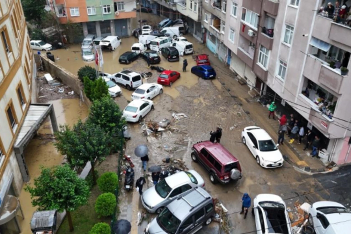 İstanbuldakı leysandan sonra MƏNZƏRƏ - 50-dən çox avtomobil tərsinə çevrildi