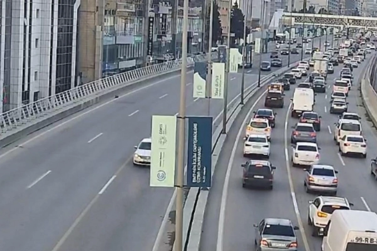 Bakının bir sıra yollarında tıxac var Bakının bir sıra yollarında tıxac var