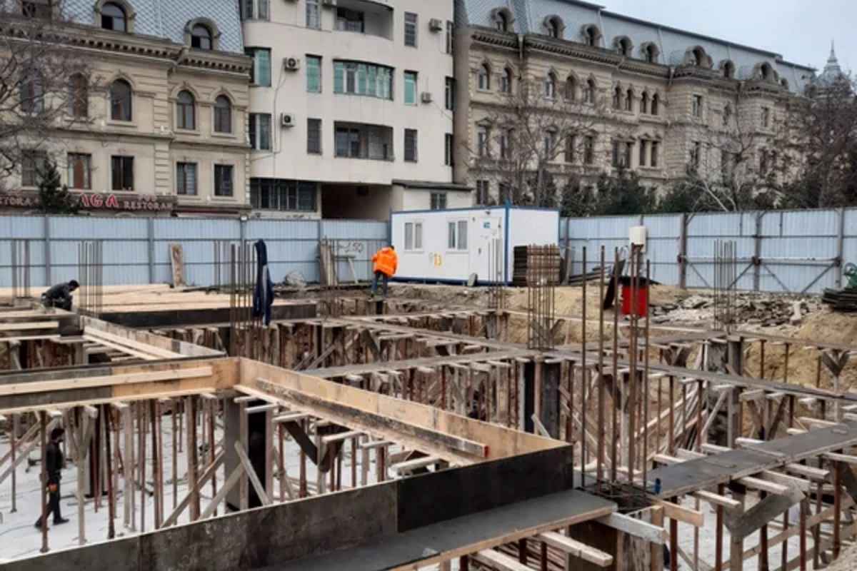 Bir mərtəbə dedilər, üçünü tikdilər - Bakının mərkəzində tikinti özbaşınalığı