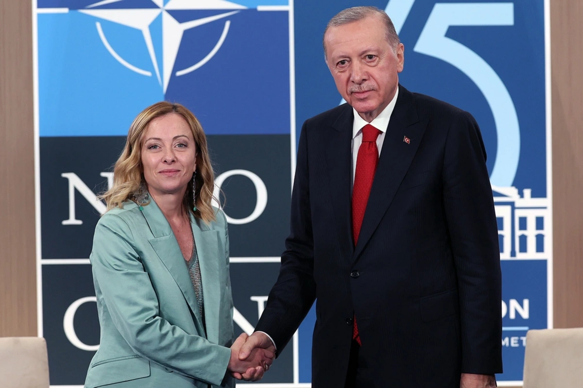 Ərdoğandan Meloniyə: Siqaret çəkməyinizi tərgitdirməliyəm