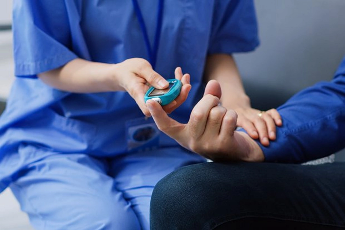 Названы четыре симптома редкой формы диабета