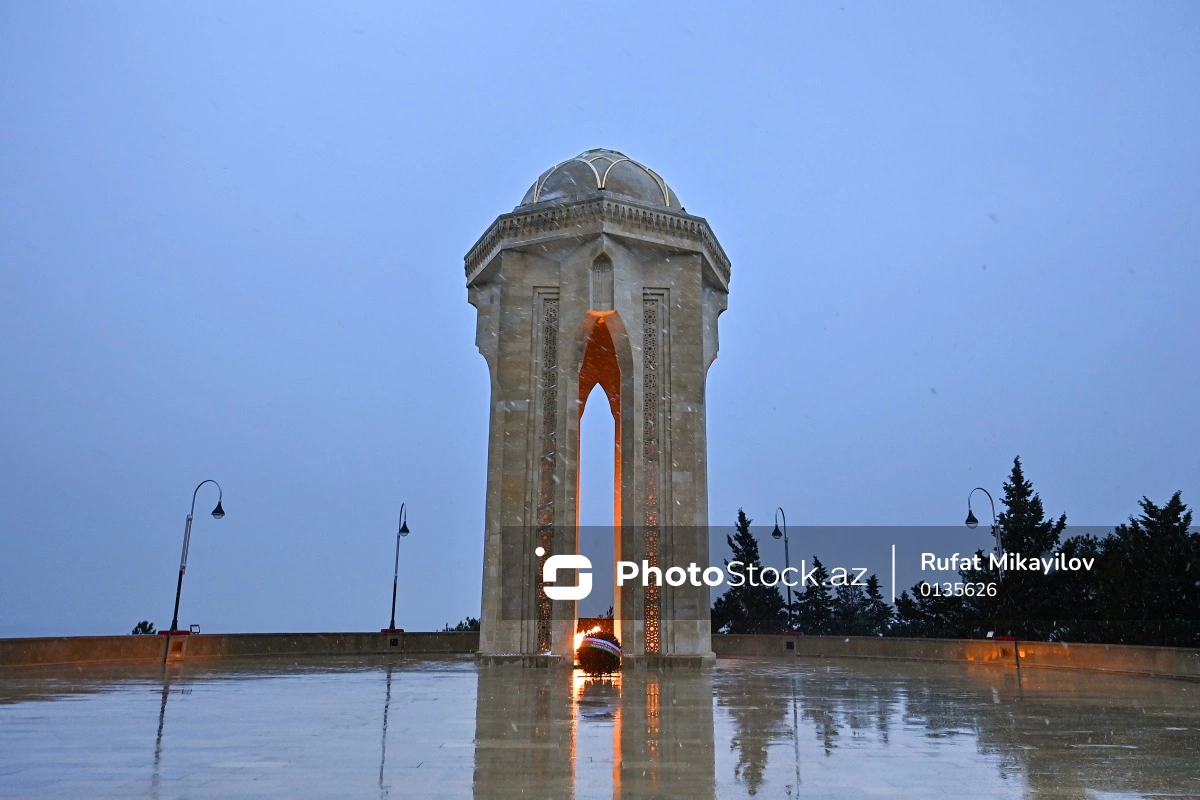 Dövlət rəsmiləri  20 Yanvar - Ümumxalq Hüzn Günü ilə bağlı Şəhidlər xiyabanını ziyarət ediblər