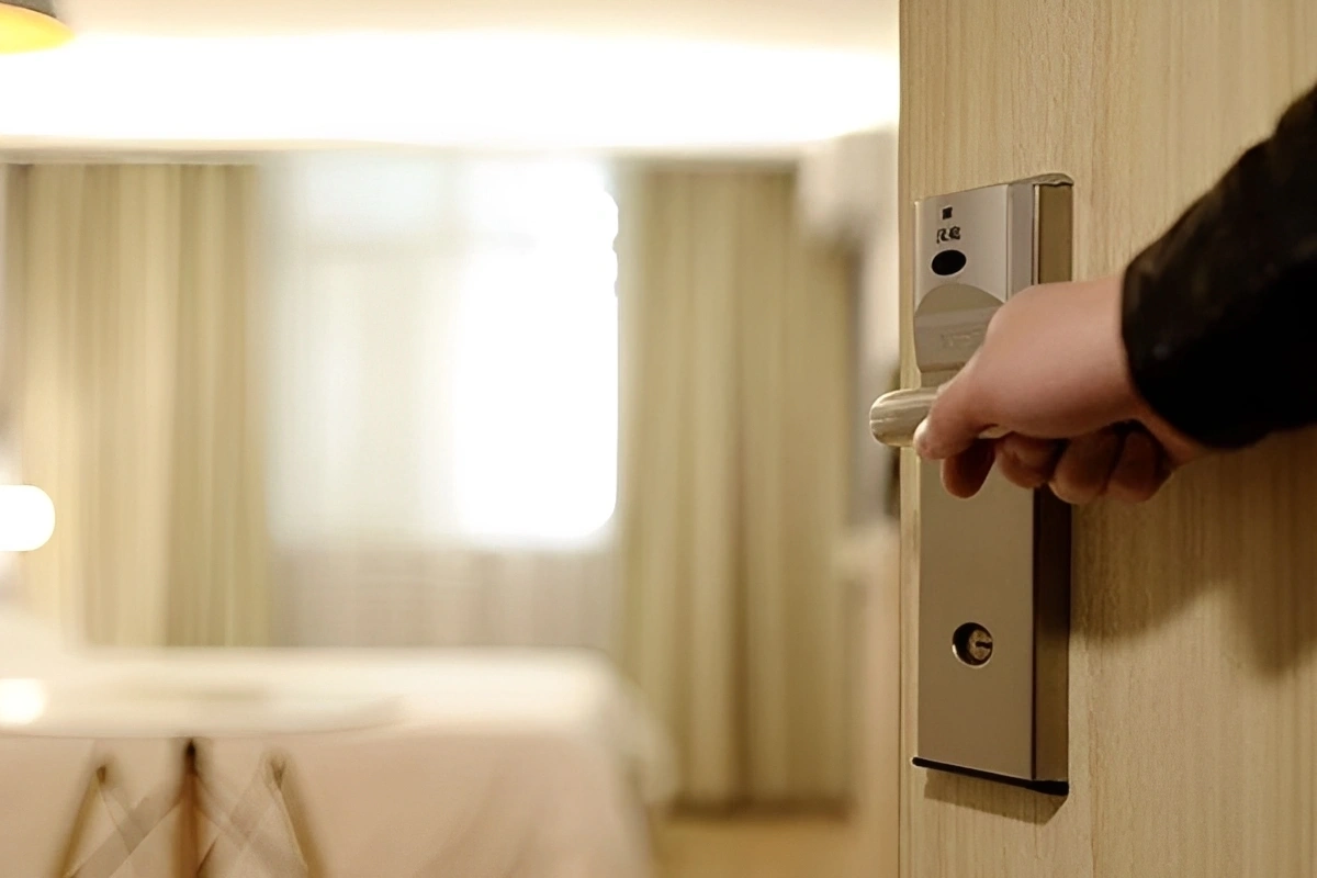Bakıda qadın hoteldə öldürüldü: Oğlu şübhəli bilinir Bakıda qadın hoteldə öldürüldü: Oğlu şübhəli bilinir