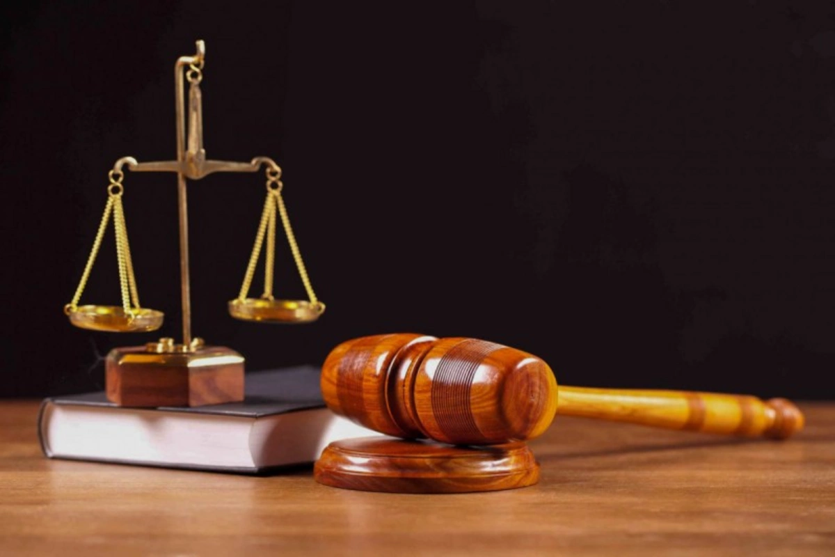 20 manata görə sevgilisinə şüşə ilə xəsarət yetirən qadına HÖKM OXUNDU