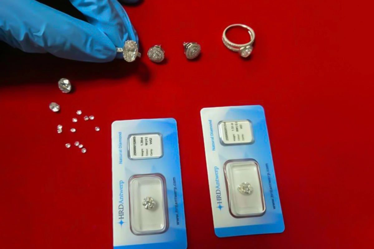 Dubaydan gələn sərnişinin əl yükündə 12,7 karat brilyant və qızıl-zinət əşyaları aşkarlanıb