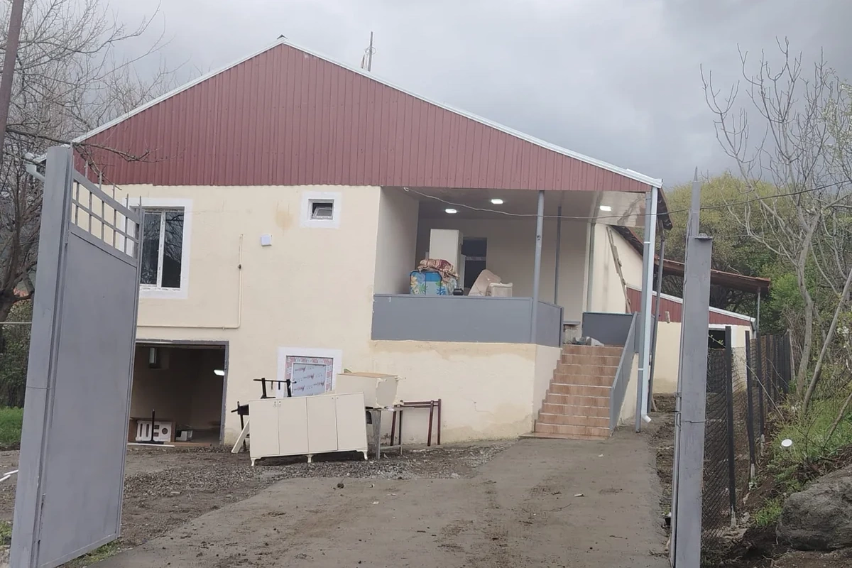 Очередные группы бывших вынужденных переселенцев прибыли в Агдере и Ходжалы: вручены ключи от домов