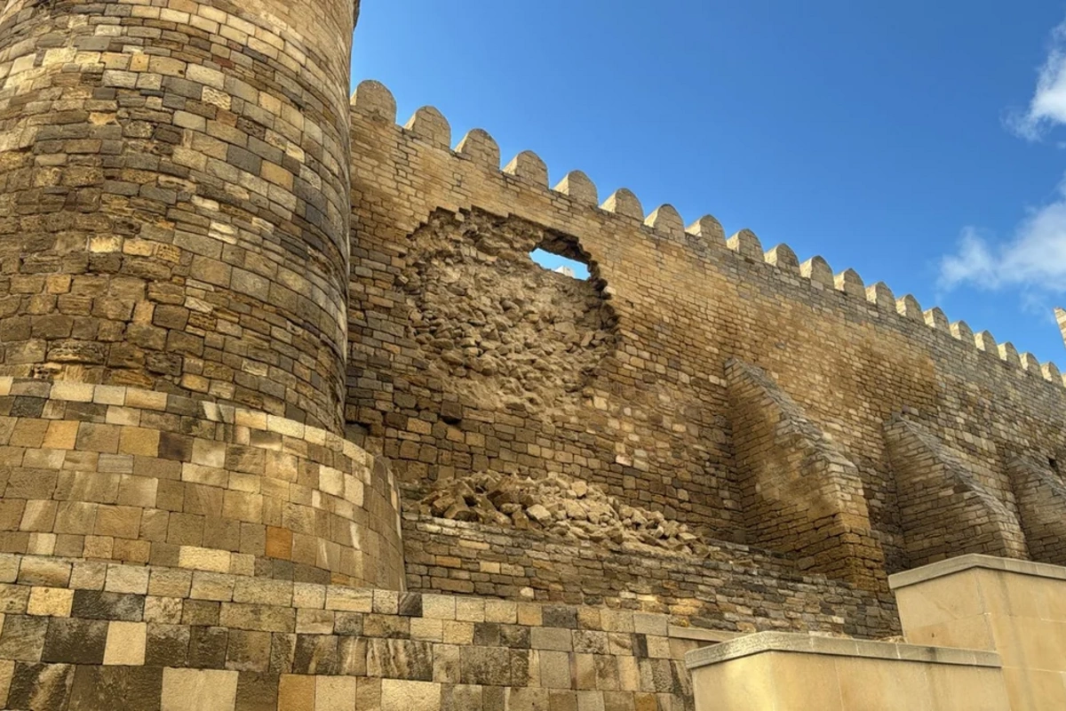 В Ичеришехер обрушилась часть крепостных стен