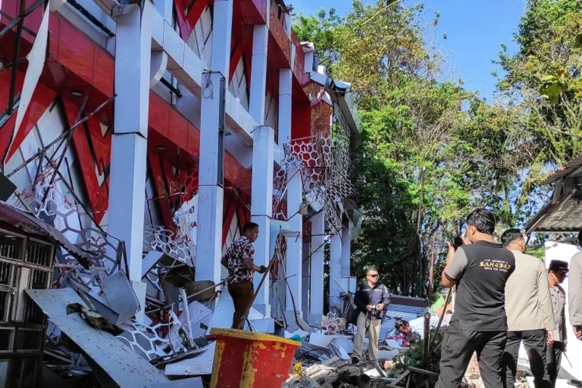 İndoneziyada güclü zəlzələ - Ölənlərin sayı artıb