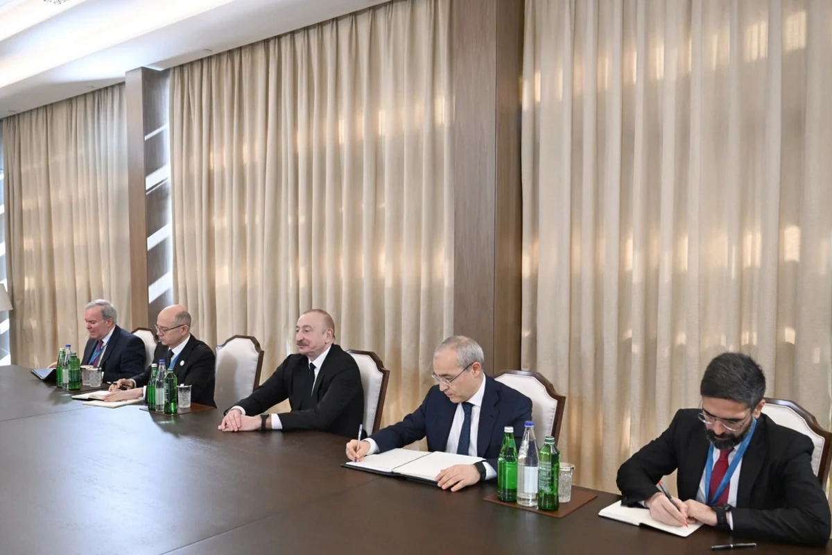 İlham Əliyev Avropa Komissiyasının enerji və mənzil siyasəti üzrə komissarını qəbul edib