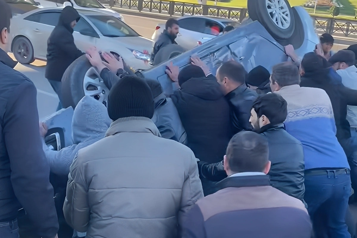 Metronun Koroğlu stansiyası yaxınlığında avtomobil aşdı