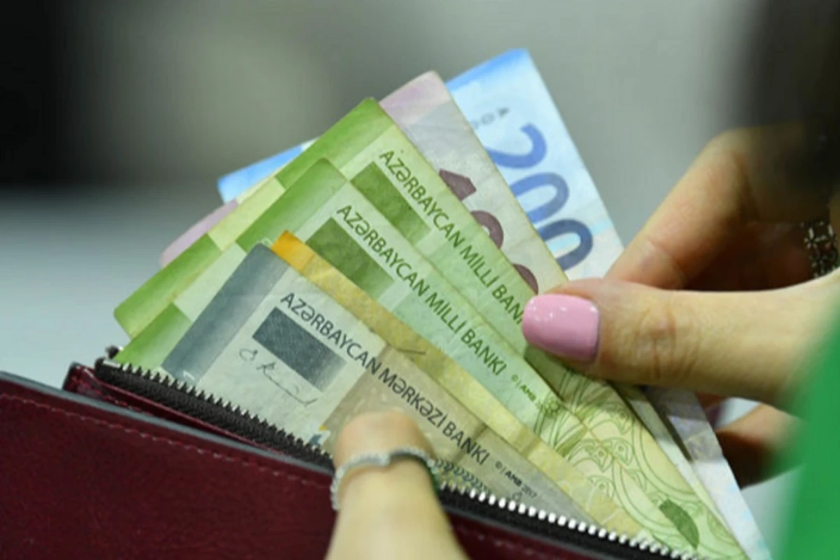 В Баку среднемесячная зарплата выросла почти на 9%