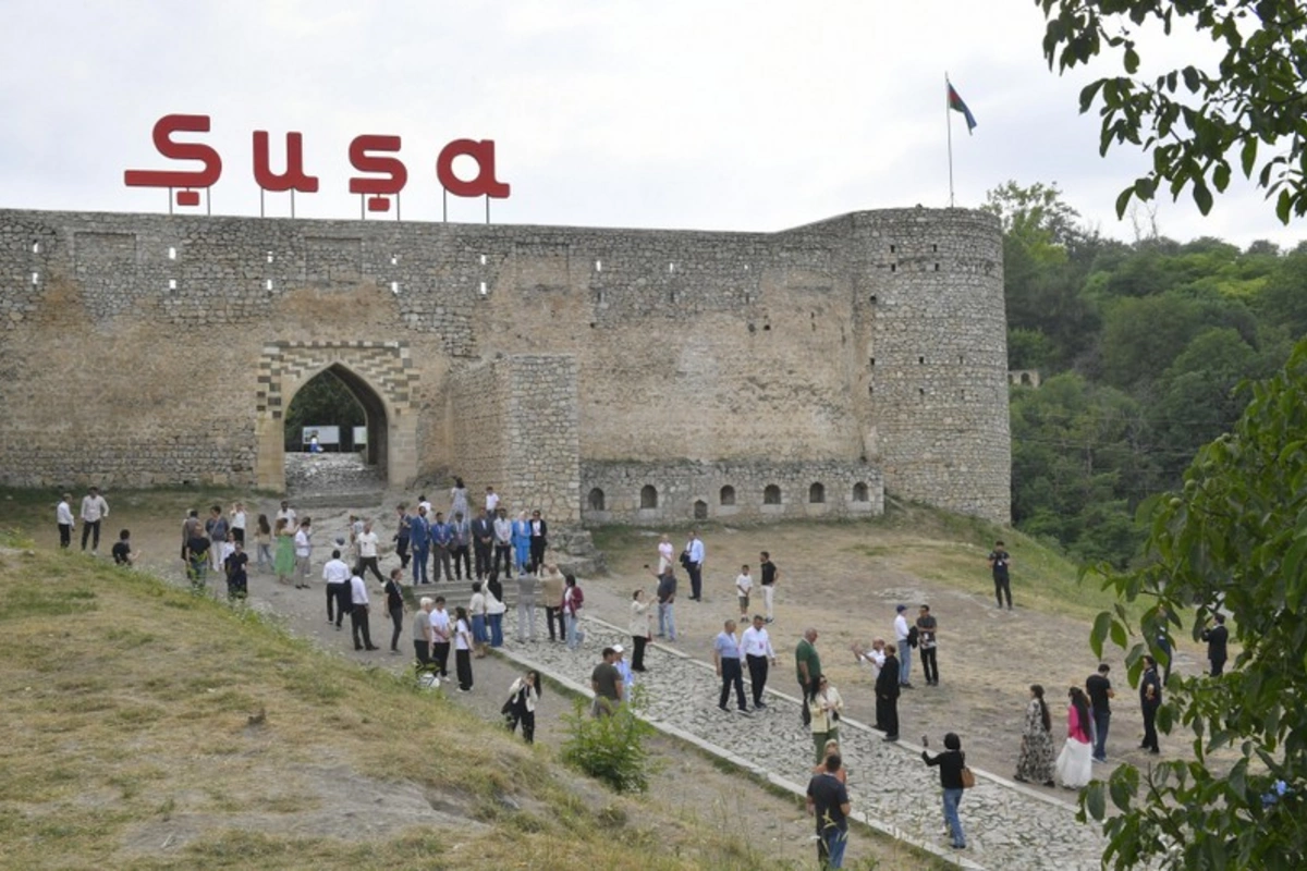 Şuşa Qlobal Media Forumunun iştirakçıları Şuşanın tarixi məkanları ilə tanış olublar