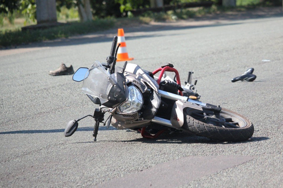 Neftçalada motosiklet divara çırpılıb, ölən var