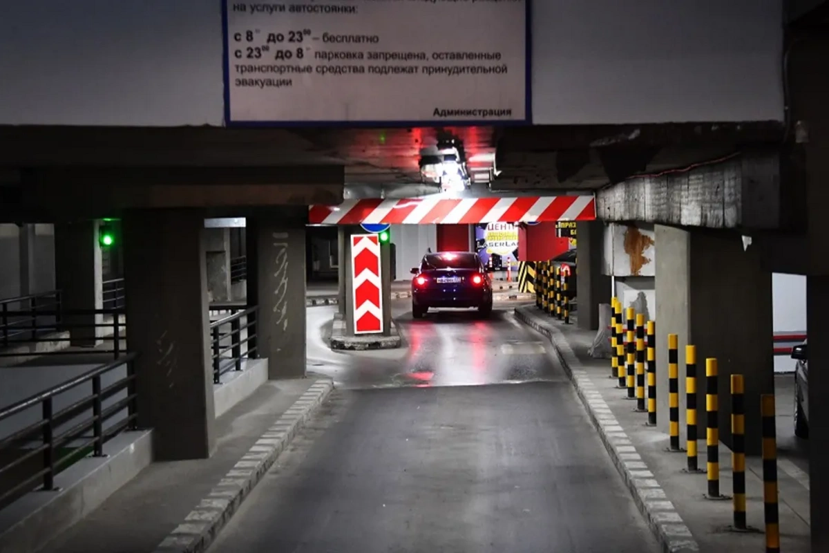 Əməkdar artist parkinqdə qadınla dava etdi