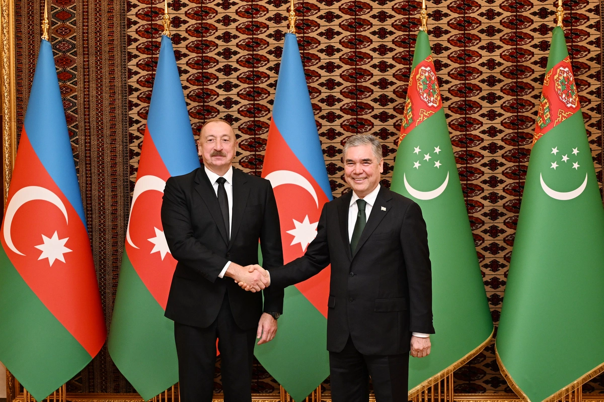İlham Əliyevin Türkmənistan Xalq Məsləhətinin sədri ilə təkbətək görüşü başlayıb İlham Əliyevin Türkmənistan Xalq Məsləhətinin sədri ilə təkbətək görüşü başlayıb