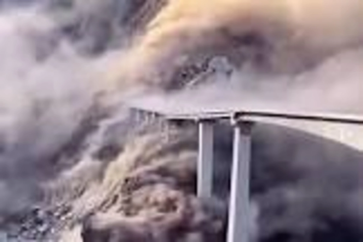 В Китае из-за оползня частично обрушился автомобильный мост