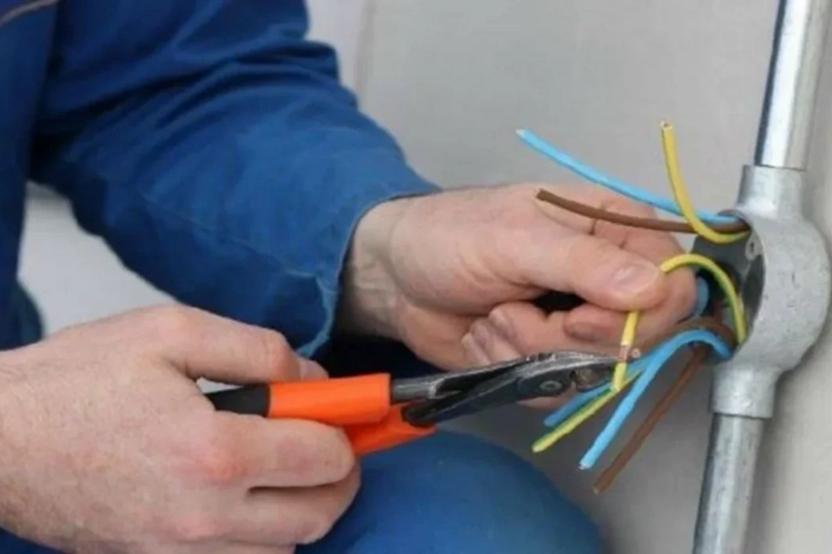Astarada elektrik dirəyində təmir aparan şəxs faciəli şəkildə öldü