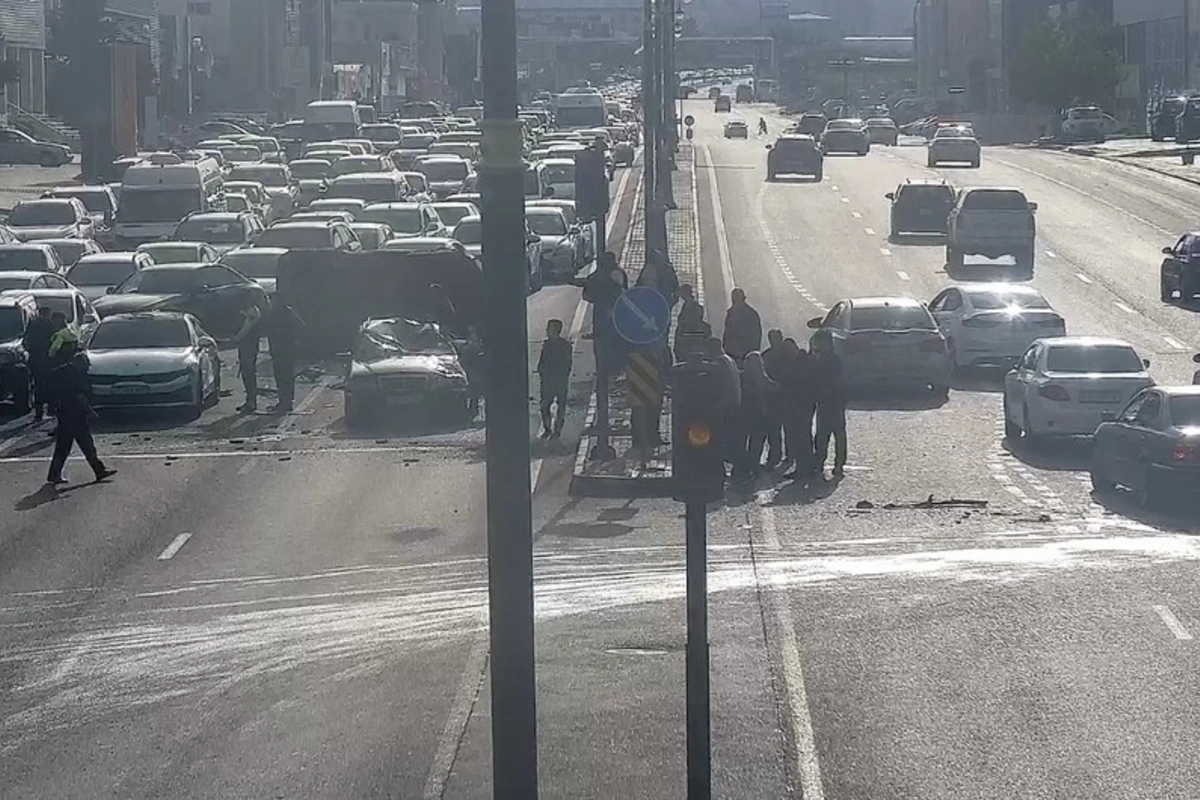Babək prospektində yol qəzası tıxaca səbəb olub