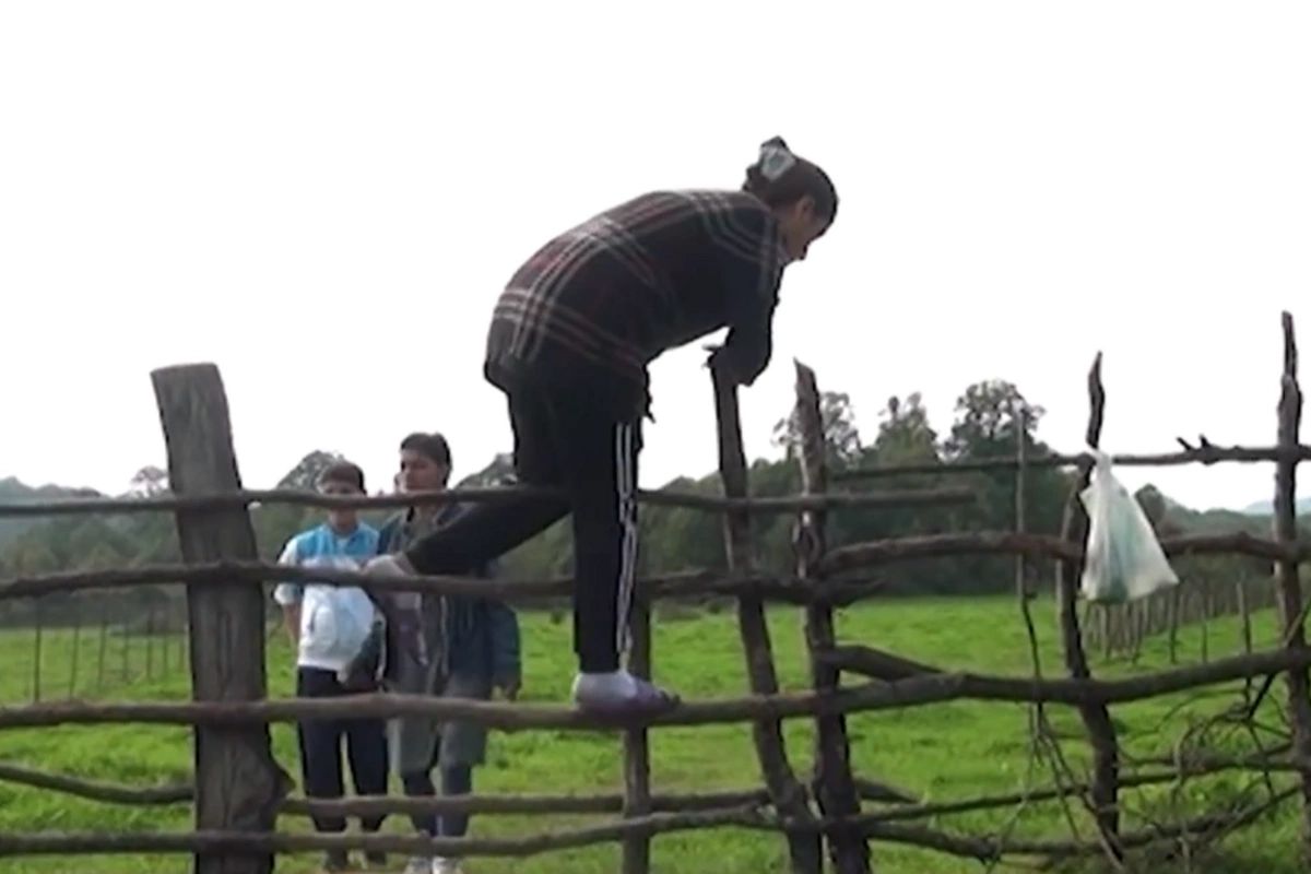 Sakinlər öz evlərinə hasarı aşaraq girməli olurlar