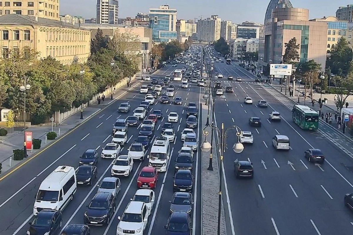 Bakının bir çox yollarında nəqliyyatın sıxlığı müşahidə olunur Bakının bir çox yollarında nəqliyyatın sıxlığı müşahidə olunur