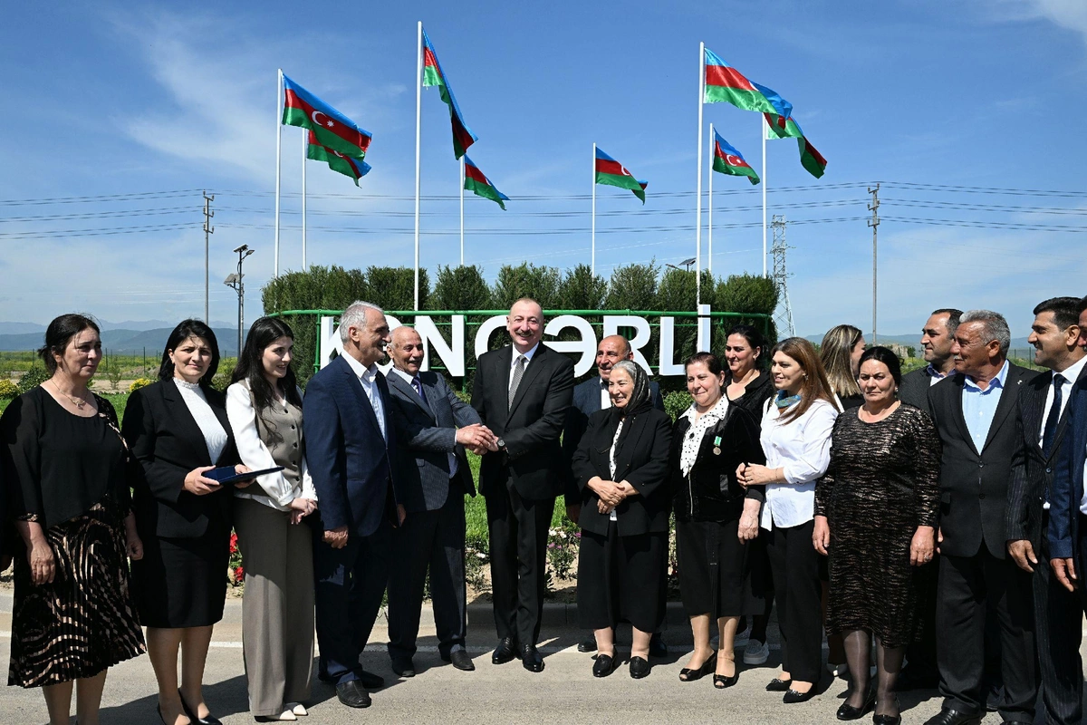 The President met with residents who relocated to the village of Kengerli in the Agdam district, and presented them with keys