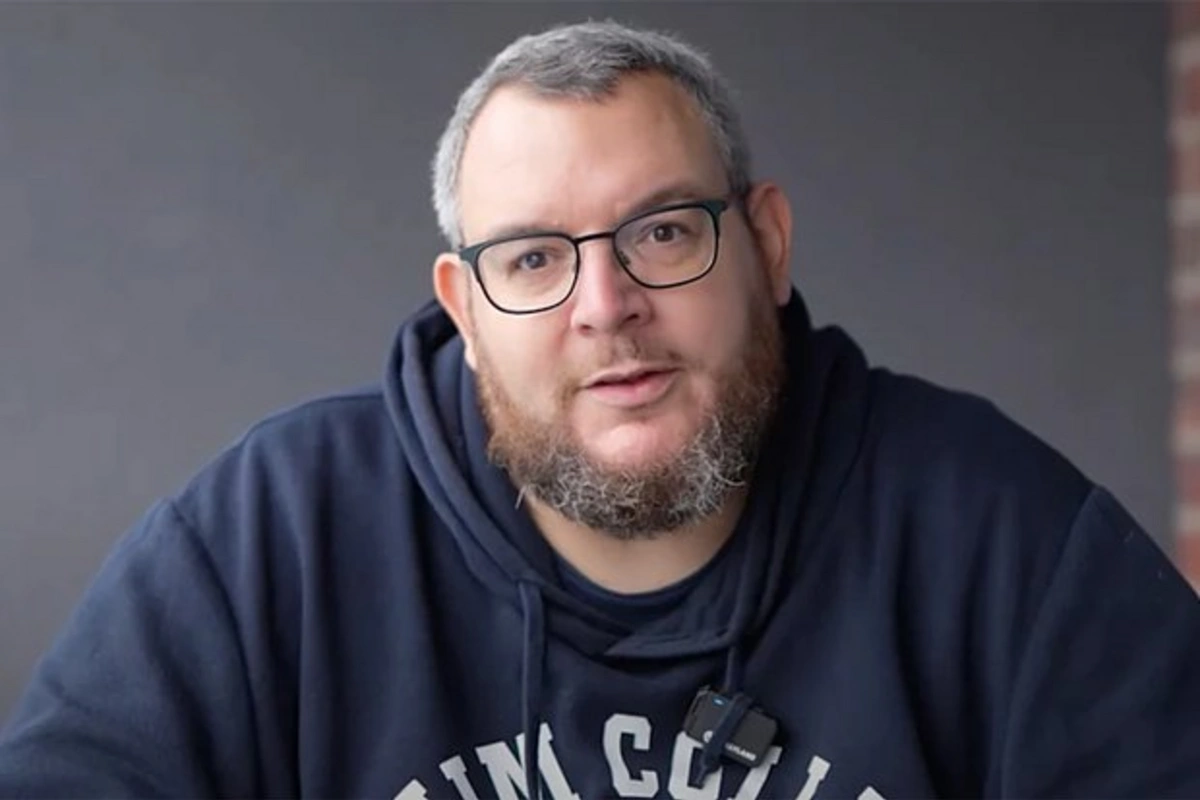 Məşhur blogger canlı yayımda insult keçirdi Məşhur blogger canlı yayımda insult keçirdi