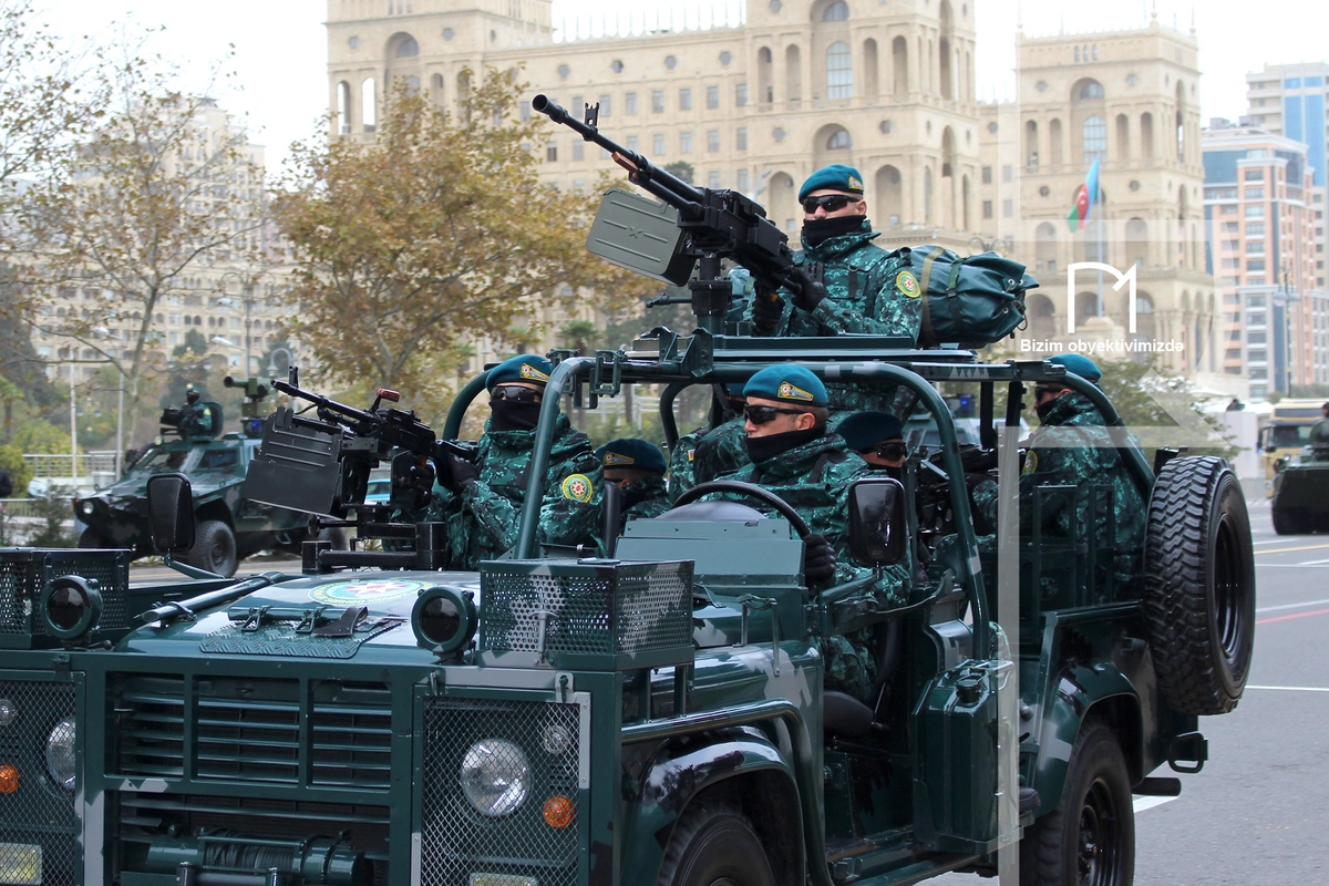 В Баку прошел марш военнослужащих в честь Дня Победы