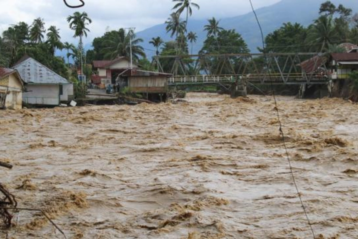 İndoneziyada sel və torpaq sürüşməsi: Ölənlərin sayı 900-ü keçdi