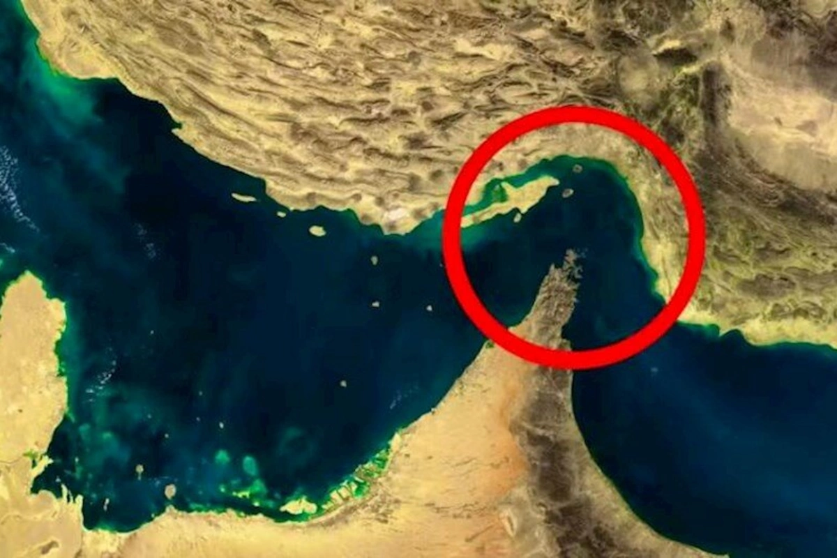 Hörmüz boğazında yük gəmisi vuruldu - Gəmidəkilər təxliyə edildi