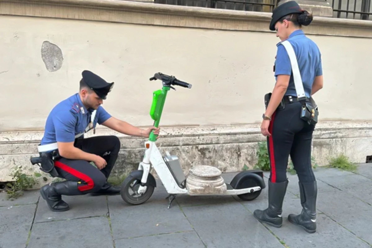 Alman turist antik Roma əsərini elektrikli skuterlə qaçırdı Alman turist antik Roma əsərini elektrikli skuterlə qaçırdı