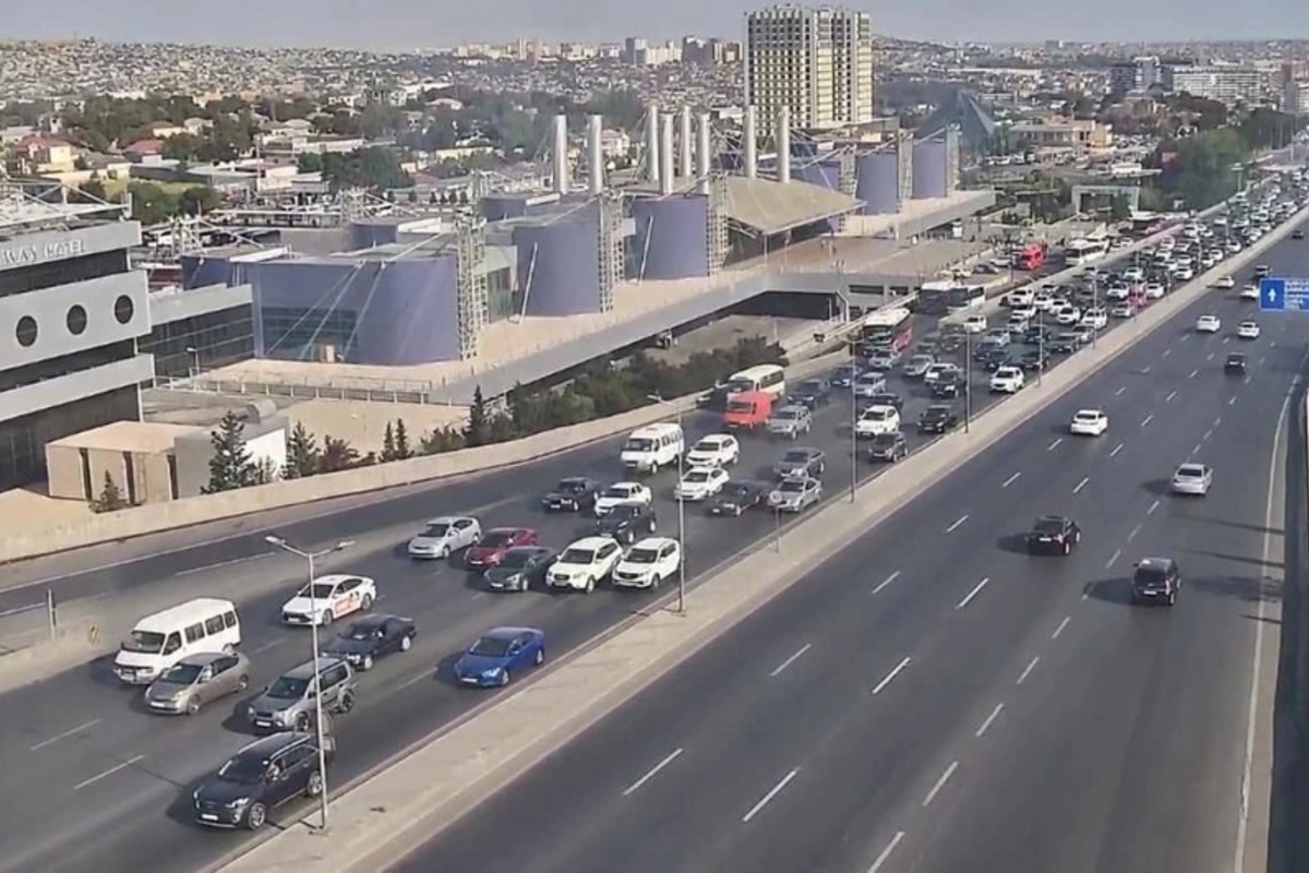 Bakının bir sıra yollarında tıxac yaranıb Bakının bir sıra yollarında tıxac yaranıb