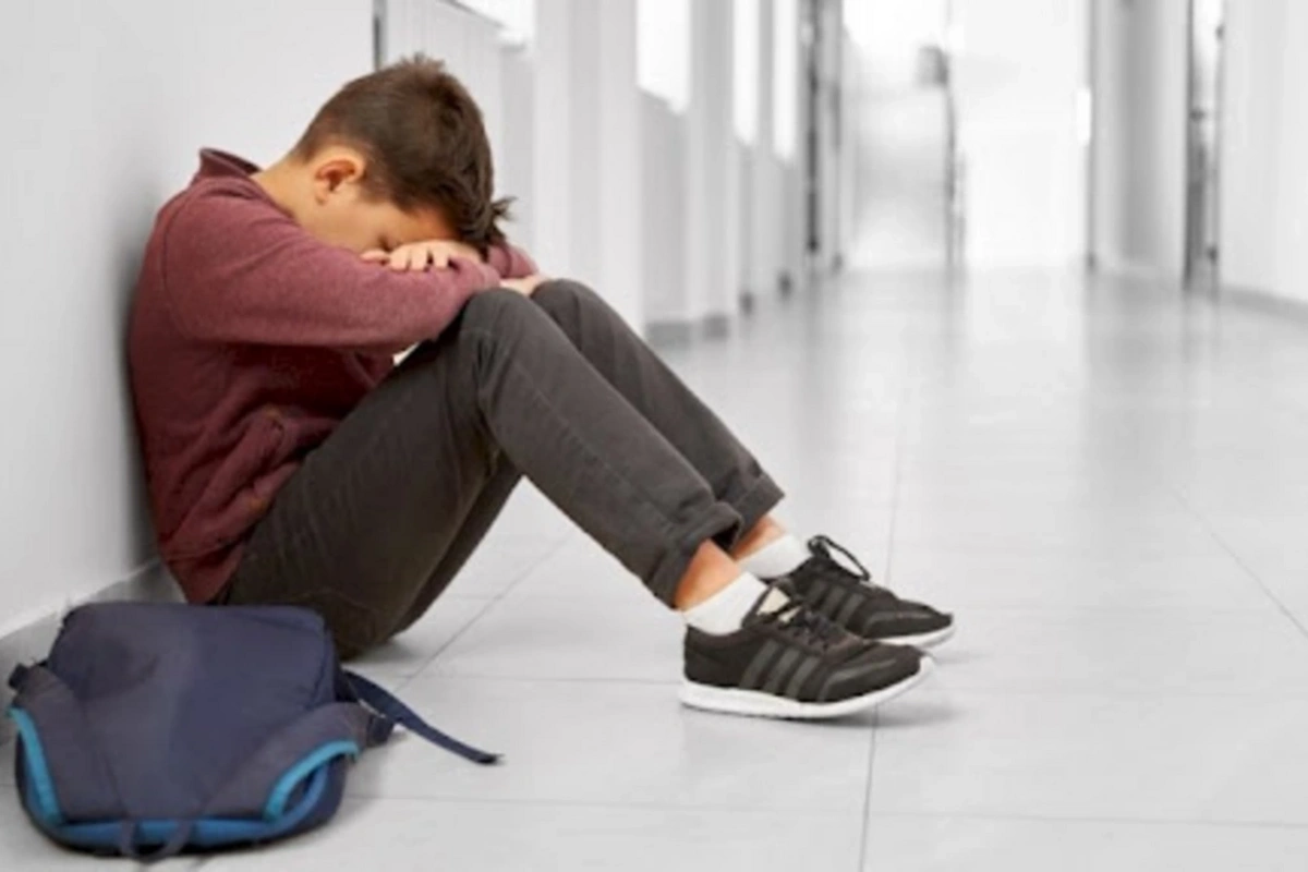 Səkkizinci sinif şagirdi qıza görə altı ilə yaxın həbsdə qalacaq - MƏHKƏMƏ